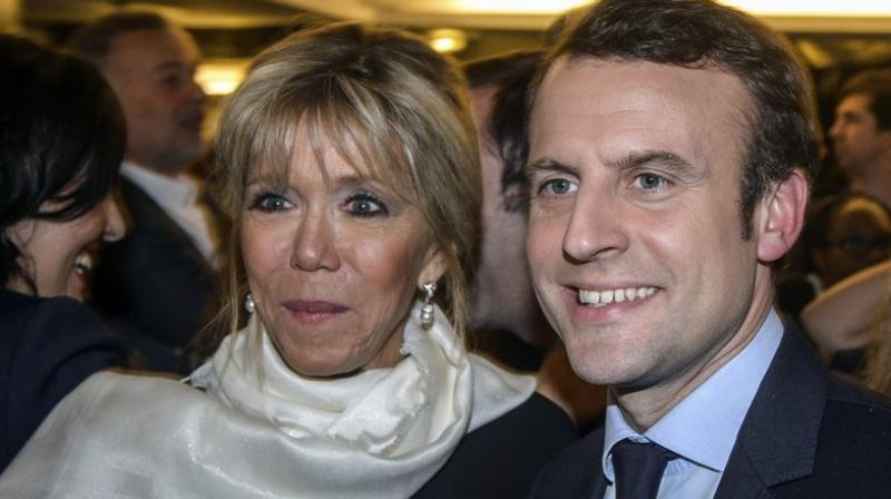 Emmanuel Macron with his girlfriend, who is his former teacher (Photo: AP)