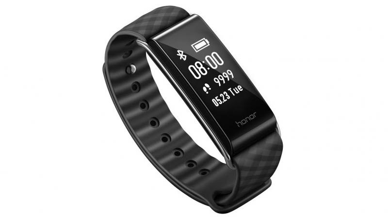 The fitness band comes with a 0.96-inch Multi-touch screen OLED display, along with features such as lift-to-wake and lower-to-sleep. In the last quarter, Honor launched to Honor Band 3.