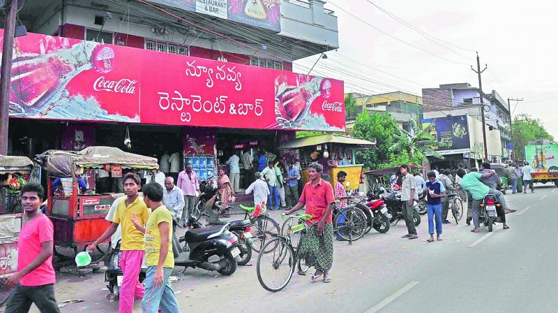 People who frequent to bars and wine shops on Pantakaluva Road create to problems to the residents of SBI Colony in Vijayawada. (Photo: DC)