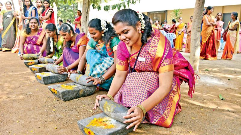 Students of Ethiraj College of Women and Valliammal College for Women, Anna Nagar, celebrate Pongal on their college premises on Thursday. (Photo: DC)