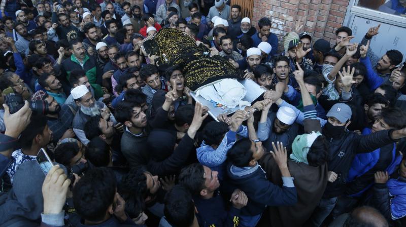 Kashmiri villagers shout pro-freedom slogans as they carry the body of Uzair Mushtaq, who was killed when unused explosives of three militants, gunned down in an encounter, went off in Kulgam. (Photo: AP)