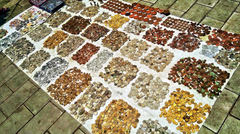 Array of coins at Laad Bazaar near Charminar.