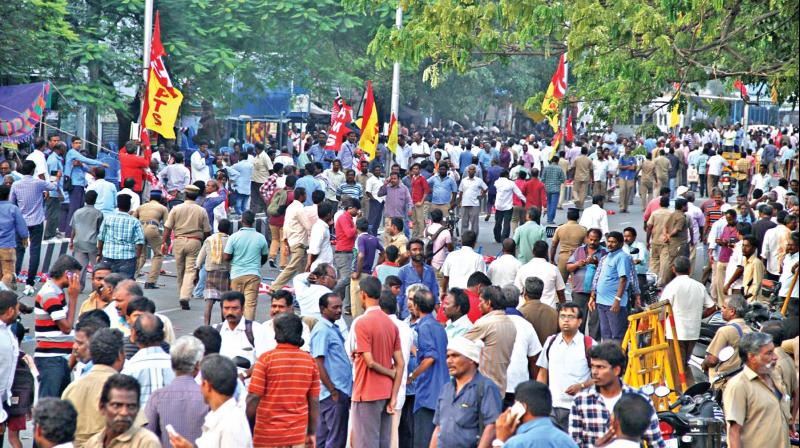 Hundreds of workers gather near Pallavan House to protest against government. (Photo: DC)