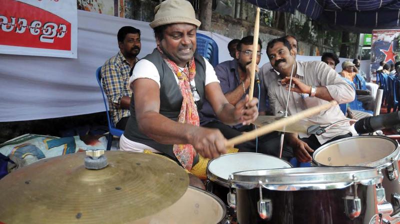 Drummer Shaji Kallayi performs as part of the protest organised by Nattumarachottil on Thursday near Kidson Corner in Kozhikode on Thursday. (Photo:  DC)