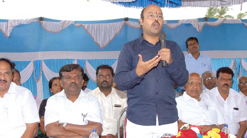 Dr Yathindra Siddaramaiah speaks at a Congress workers meet at Chamundeshwari in Mysuru on Thursday.
