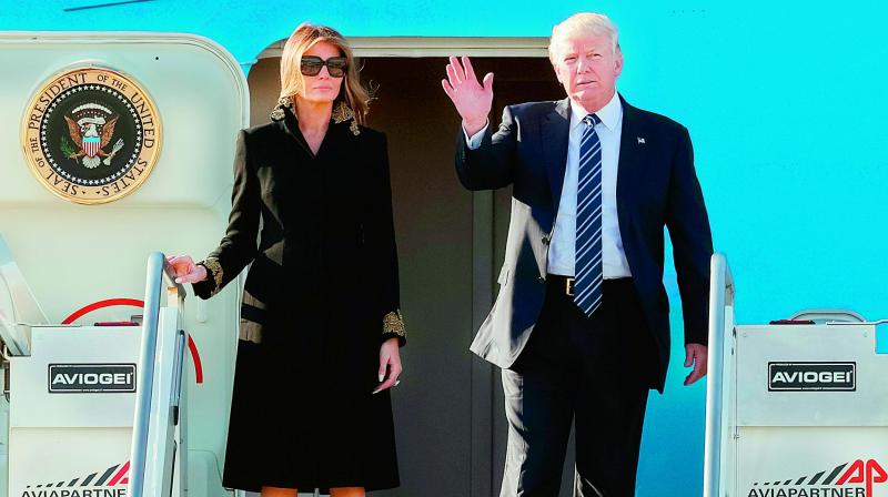 Melania refused to hold hands with Trump. (Photo: AP)