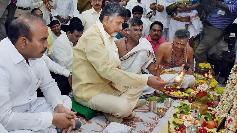 Andhra Pradesh Chief Minister N Chandrababu Naidu performs rituals after entering into his new office chamber in the Governments Transitional Headquarters at Velagapudi in the Amaravati capital region. (Photo: PTI)