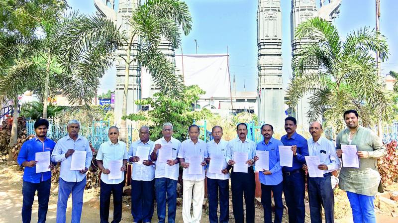 Members of the Forum for better Warangal release the citizen report card.
