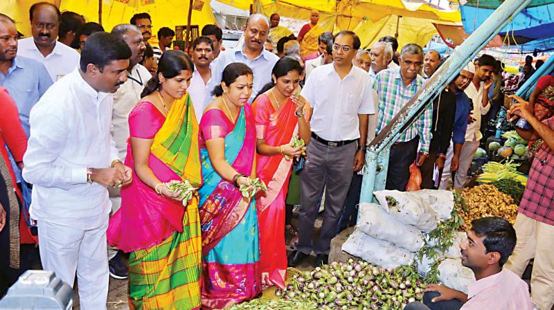 New Bengaluru Mayor Gangambika Mallikarjun (second from left) inspects the KR Market in Bengaluru on Saturday	Image: DC