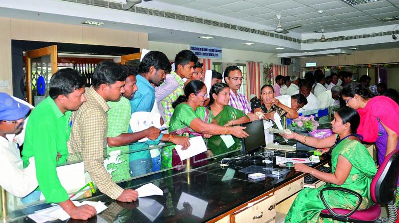 Customers throng banks to get new currency notes in exchange of Rs 500 and Rs 2,000 in a SBH branch in Khammam on Thursday. (Photo: DC)