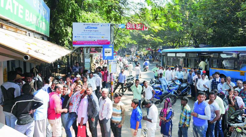 People stand in a queue to withdraw cash at an ATM in Koti on Friday. The city is still experiencing a shortage of new notes in ATMs (Photo: DC)
