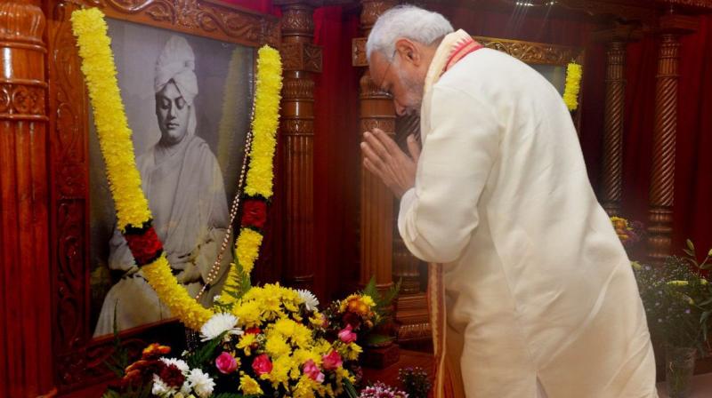 Prime Minister Narendra Modi offering respect to Swami Vivekananda. (Photo: Twitter | @narendramodi)