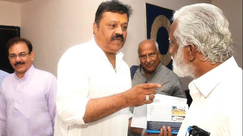 Rajya Sabha MP Suresh Gopi makes a point to BJP state president Kummanam Rajasekharan after the meeting convened by the BJP state leadership at Thiruvananthapuram on Monday. Also seen are Richard Hay, MP, and O. Rajagopal MLA. (Photo: A.V. MUZAFAR)