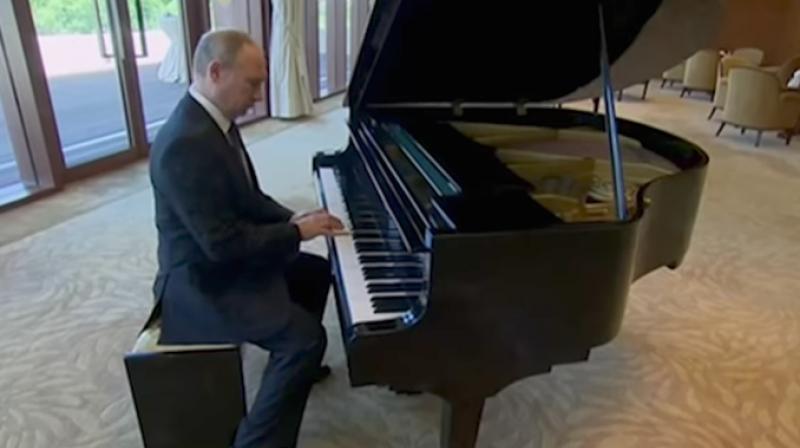 Russian President Putin played some songs on Xis piano (Photo: AP)
