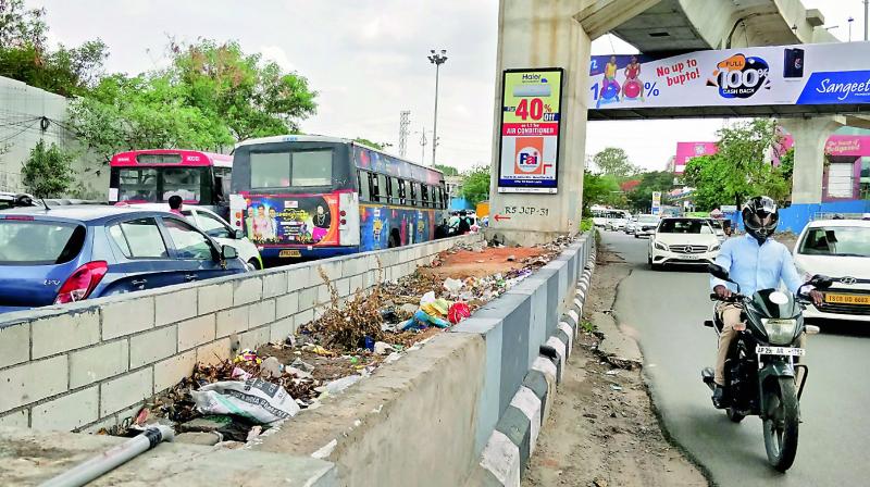 A median between Miyapur to Begumpet is seen littered with trash (Photo: DC)