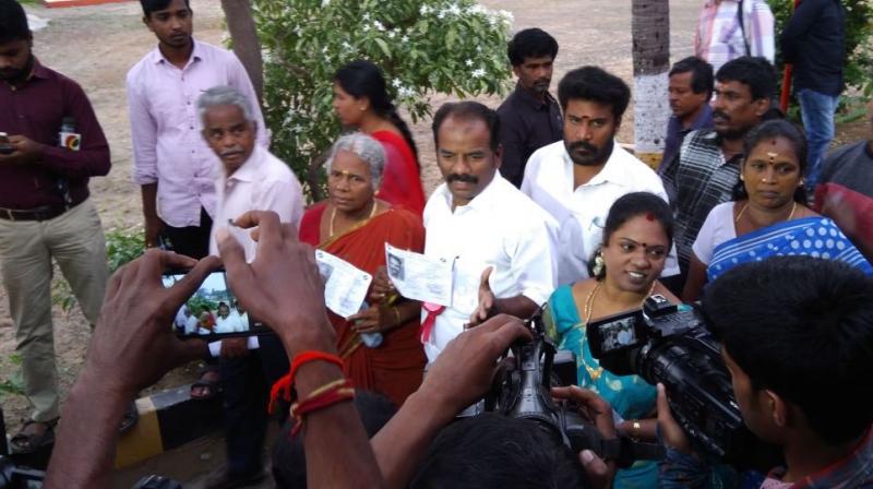 DMK candidate N Marudhu Ganesh reaches polling booth no. 134 in Chennai to cast his vote. (Photo: ANI/Twitter)