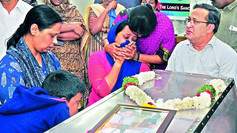 Marios family and friends grieve over his body on Monday. (Right) Mario Hruday Kabra. (Photo: DC)