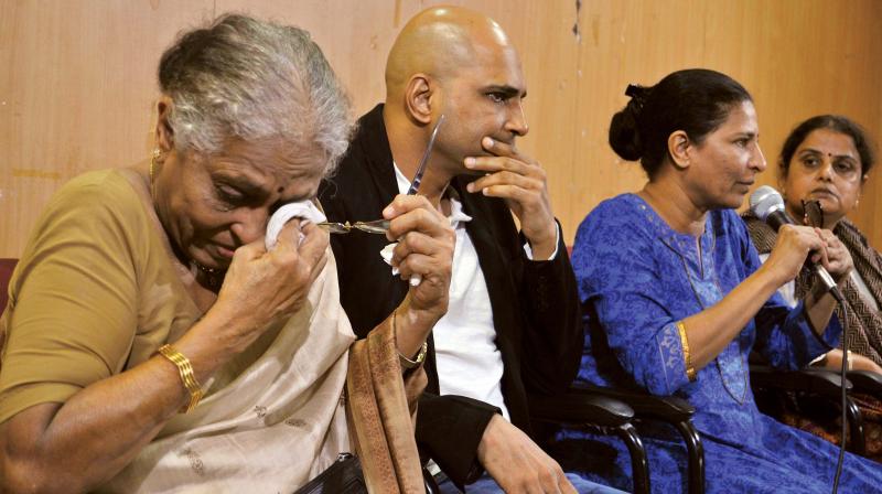 Gauri Lankeshs mother Indira (from L), brother Indrajit and sister Kavitha at a press meet in Bengaluru on Thursday. (Photo: DC)