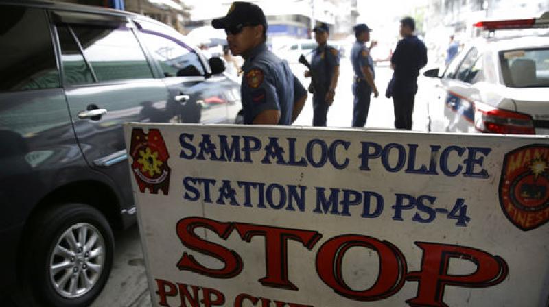 Policemen watches vehicles at a checkpoint in Manila, Philippines, Wednesday, May, as the Philippine National Police is placed under full alert status following the declaration of martial law in Mindanao southern Philippines. (Photo: AP)