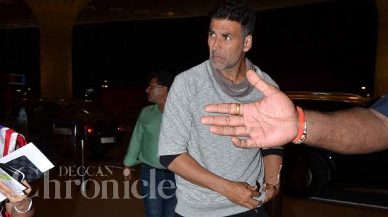 Fan cycles all the way from Haridwar to meet Akshay, actor not impressed