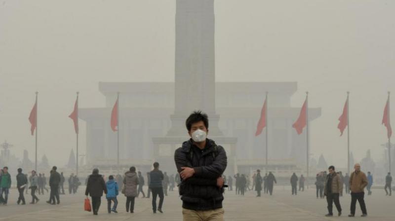The alert signifies there will be three consecutive days of smog at particularly dangerous levels on the Chinese capitals air quality index. Schools were advised to cancel outdoor activities. (Photo: AFP)