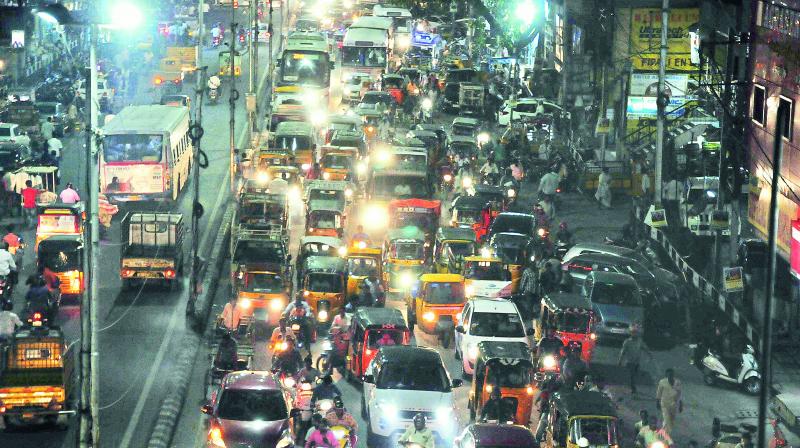 As people flock to Charminar ahead of Id-ul-Fitr, heavy traffic blocked roads from Siddamber Bazaar, MJ Market to Charminar on Saturday. 	(Image: DC)