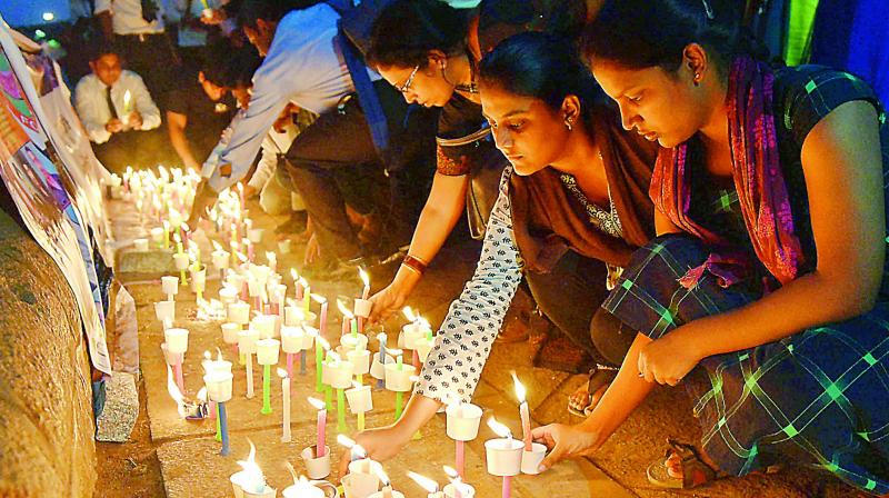 Citizens  offer tributes to the martyred CRPF jawans of Pulwama terror attack, by lighting candles at Necklace Road on Saturday.