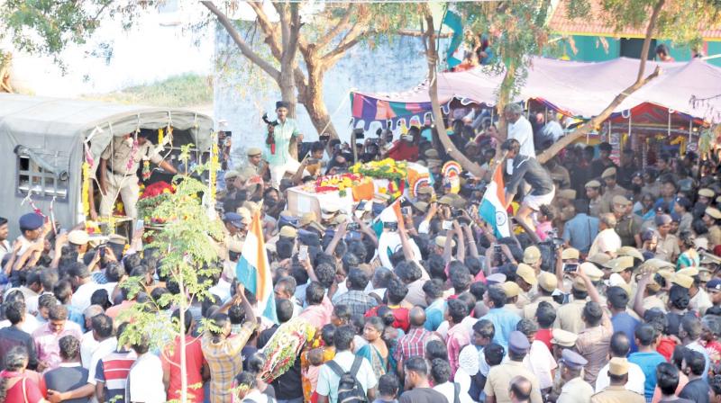People participate in the funeral procession of CRPF jawan Subramanian at Savalaperi village in Thoothukudi on Saturday evening.	DC