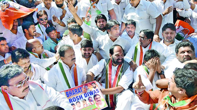 TPCC chief N. Uttam Kumar Reddy leads a protest against the failure of the Centre to mitigate the sufferings of the common man post demonetisation, in front of the regional RBI branch in Hyderabad on Monday. (Photo: DC)