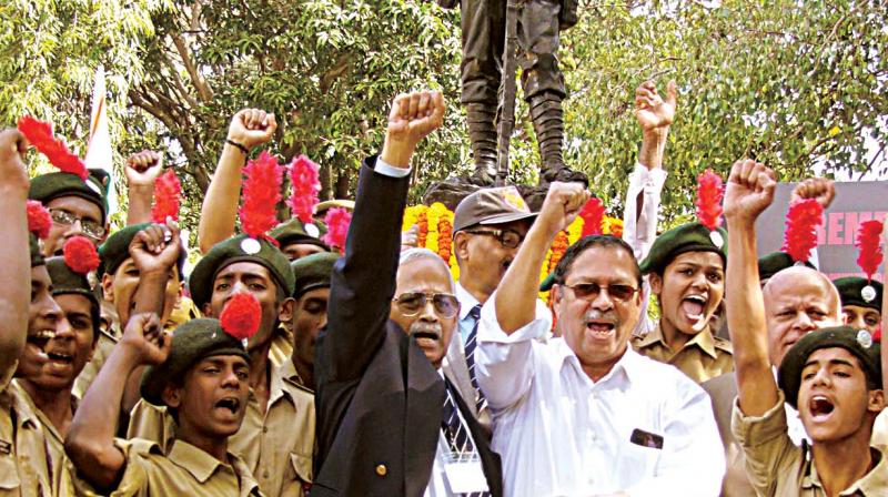 Former Lokayukta Santosh Hegde, NCC cadets and ex-servicemen pay tributes to martyrs of 26/11 terror attack, in Bengaluru on Saturday. (Photo: DC)