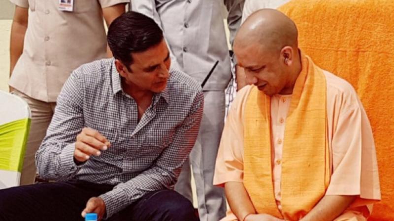Akshay Kumar and UP CM Yogi Adityanath discuss a point at a press conference in Lucknow (Pic courtesy: Twitter/ @akshaykumar).