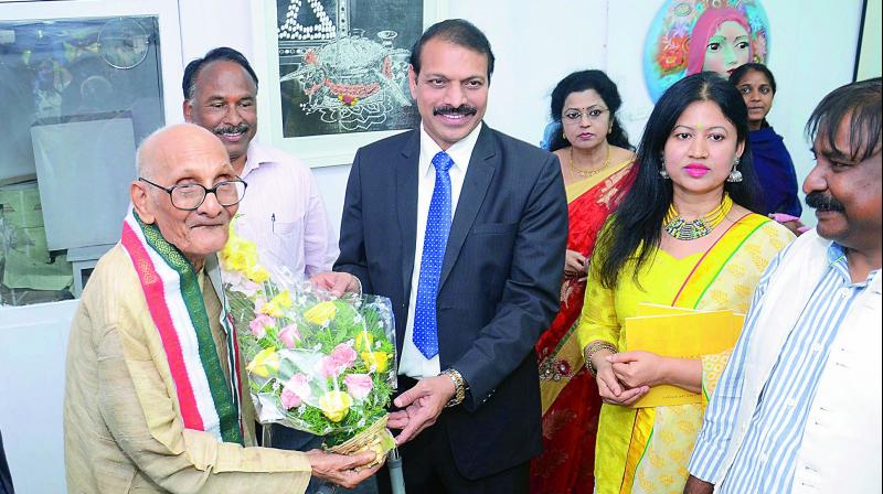 Vice-chancellor of Andhra University Prof. G. Nageswara Rao presents a bouquet to artist C.S.N. Patnaik.