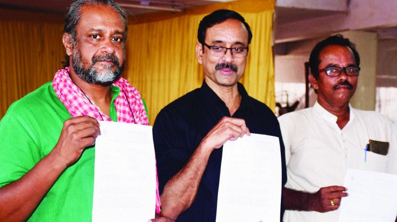 Activist Nityanand Jayaraman, Professor R. Murali, & Zoology professor Dinakaran release the IIT Hyderabad report on high mercury level in fish from Kodai lake (Photo: DC)