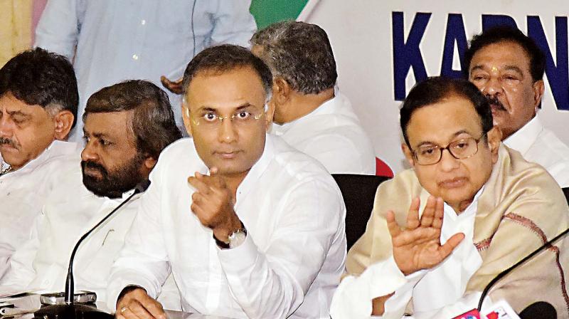 Former Union Finance Minister P. Chidamabaram and KPCC President Dinesh Gundurao at the launch of project Shakti  in Bengaluru on Saturday (Photo: DC)