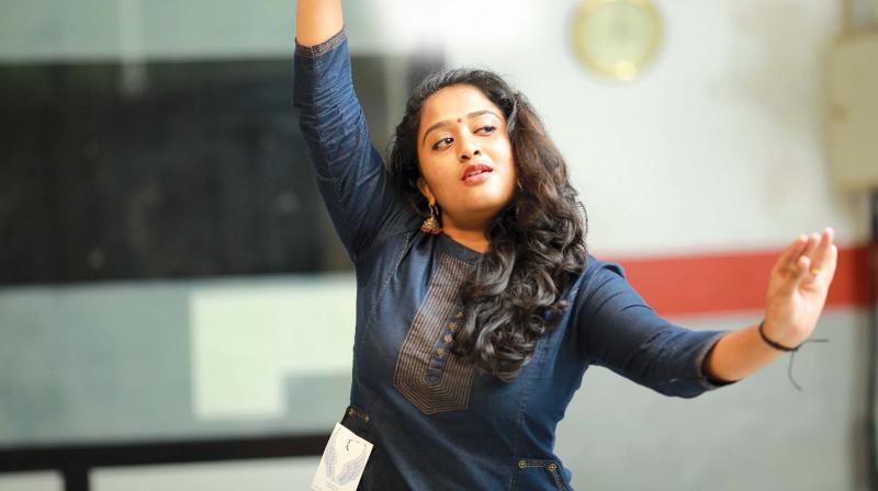 An artiste with Lokadharmi Theatre, Akhila is also associated with P.R. Aruns Fifth Estate Productions.