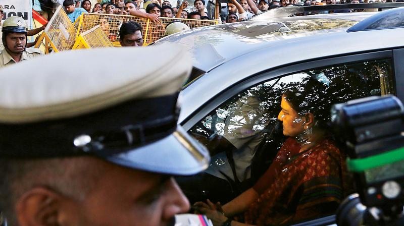 AIADMK chief Sasikala arrives at Parappana Agrahara prison in Bengaluru on Wednesday; Sasikala entering the prison building. (Photo: PTI)