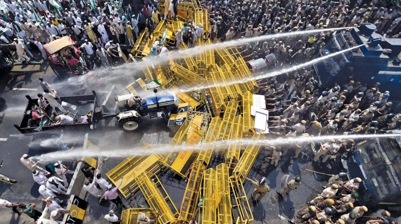 Police use water cannons to disperse farmers protesting at Delhi-UP border during Kisan Kranti Padyatra.     Image: PTI