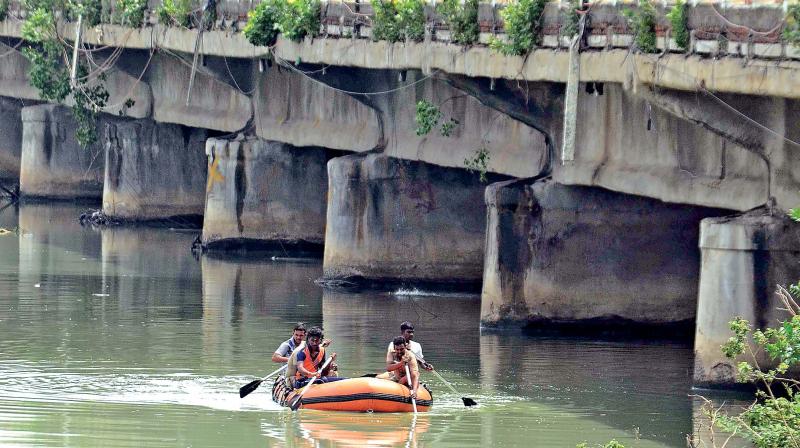Police personnel searching for the mans body in Adyar river.	(Photo: DC)