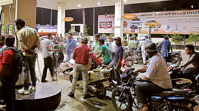 Motorists thronged a petrol bunk in Bengaluru on Tuesday night following demonetization of Rs 500 and  Rs 1,000 currency notes (Photo: KPN)