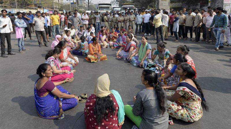 Normalcy in the financial capital was affected largely after Dalit protesters took to the streets on Tuesday following Dalit-Maratha clashes at Bhima Koregaon near Pune on Monday. (Photo: PTI)