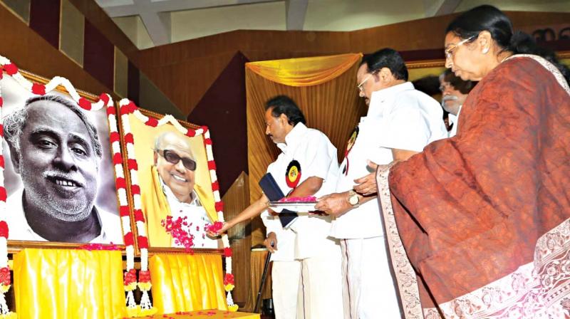 DMK leader M.K. Stalin pays floral tribute to M. Karunanidhi.
