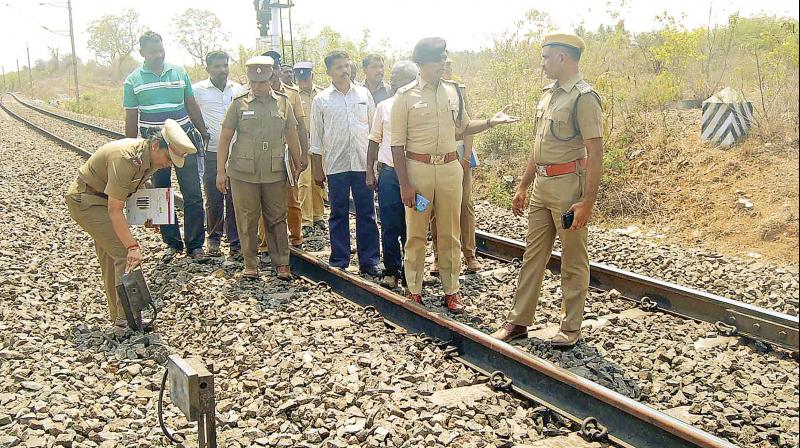 Officials inspect the spot where the thieves robbed Kerala express after  damaging the signal. (right) Signal sabotaged (Photo: DC)