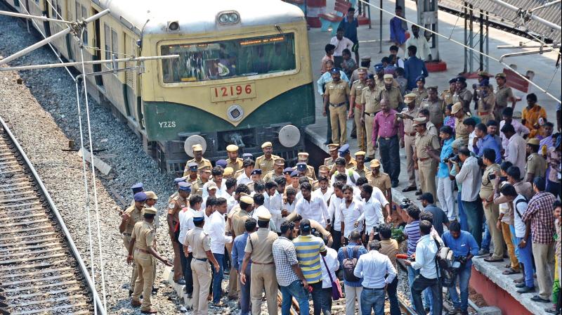 Students of the Ambedkar Law College stage a rail roko at Fort railway station in support of farmers. (Photo: DC)