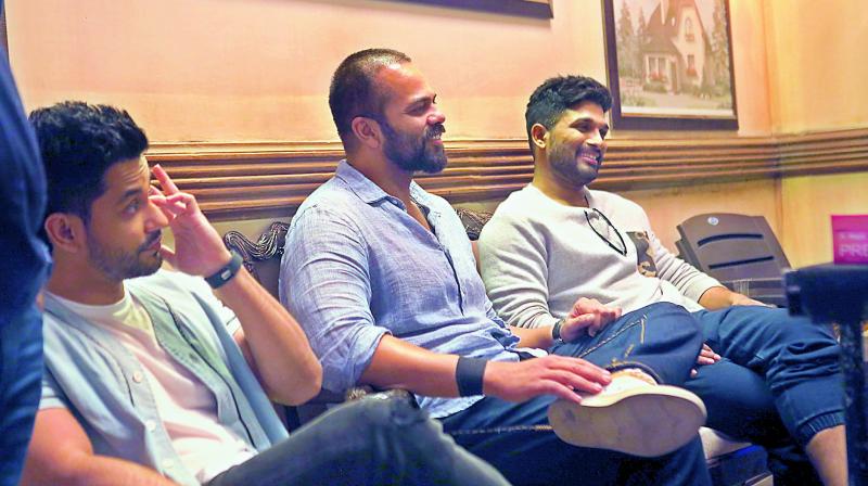 The actor spent considerable time on Monday evening socialising with the films unit  Rohit Shetty, Tusshar Kapoor and Kunal Khemu amongst several others.