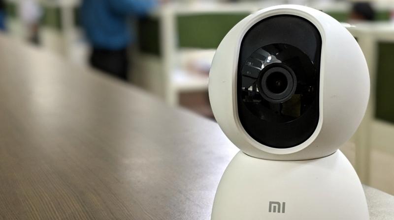 Xiaomis 360-degree camera runs on a simple micro USB power cord and a 5V power adapter, but when connected to the internet, it can keep an eye out for everything that happens behind your back.