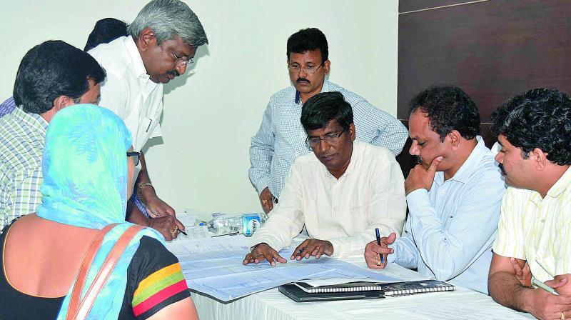 CRDA commissioner Ch. Sreedhar gives tips to builders and engineers at the Open Forum in Vijayawada on Saturday. (Photo: DC)