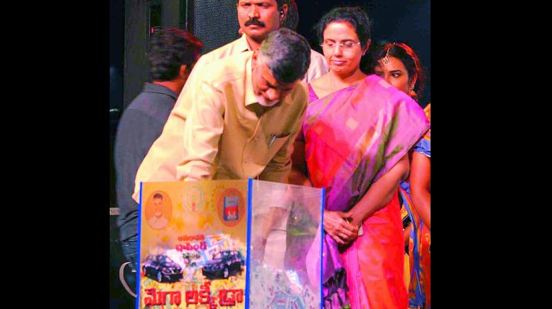 Chief Minister N. Chandrababu Naidu draws lots at Amaravati Shopping Festival conclusion on Saturday.