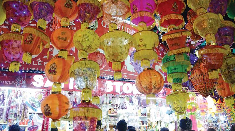 Bengalureans shop for crackers and diyas in the city on Sunday	(Photo: DC)