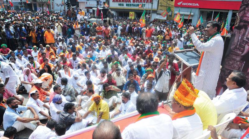 BJP national general secretary P. Muralidhar Rao addresses the crowd at Sabarimala Samrakshna Yatras culmination in front of the Secretariaton Monday. (Photo: A.V. MUZAFAR)