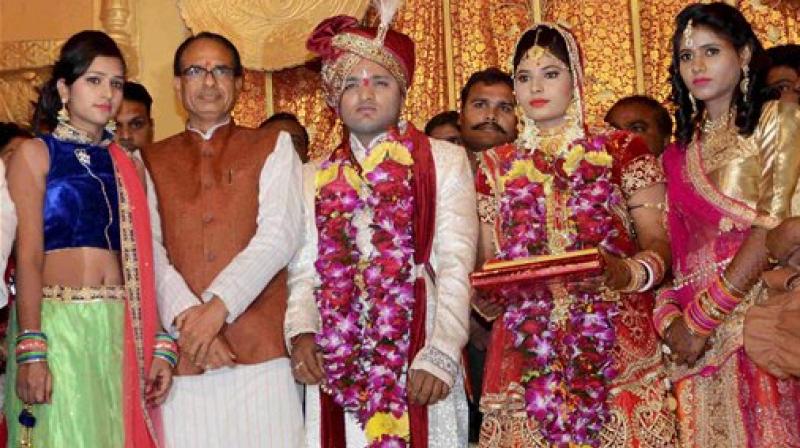 Chief Minister Shivraj Singh Chouhan attend the wedding ceremony of the daughter of the head warder of Central Jail Ramashankar Yadav. (Photo: AP)